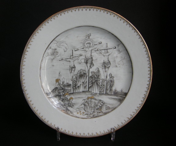 Dish porcelain grisaille and gold Chinese export with the crucifixion
